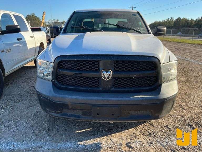 2015 RAM 1500 5.7L HEMI 1/2 TON CREW CAB PICKUP VIN: 3C6RR6KT8FG591746