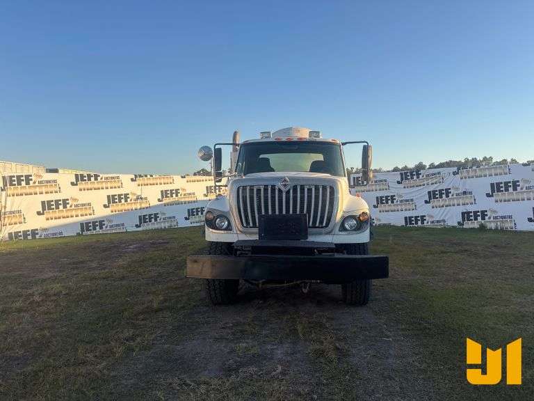 2012 INTERNATIONAL SF667 TANDEM AXLE REAR DISCHARGE MIXER TRUCK VIN: 1HTGSSHT0CJ696962
