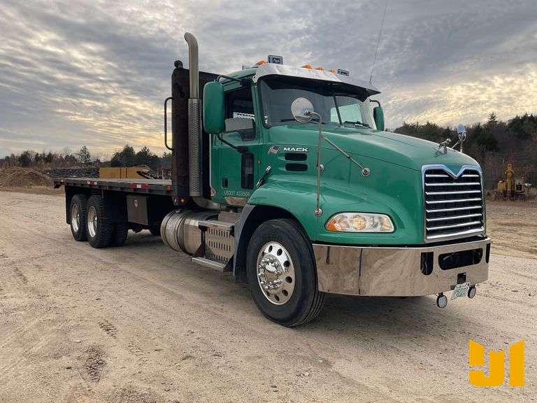 2013 MACK CXU 613(PINNACLE) TANDEM AXLE REGULAR CAB FLATBED TRUCK VIN: 1M2AW02C9DM033146