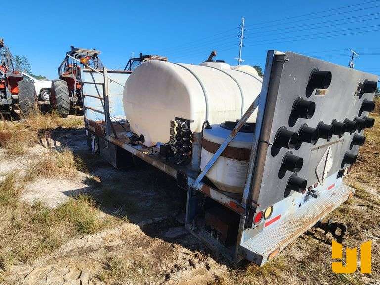 LANDSCAPE SPRAYER BED WITH TRAFFIC CONTROL BOARD