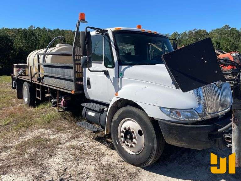 2006 INTERNATIONAL 4300 SBA 4X2 SINGLE AXLE REGULAR CAB FLATBED TRUCK VIN: 1HTMMAAMX6H186608