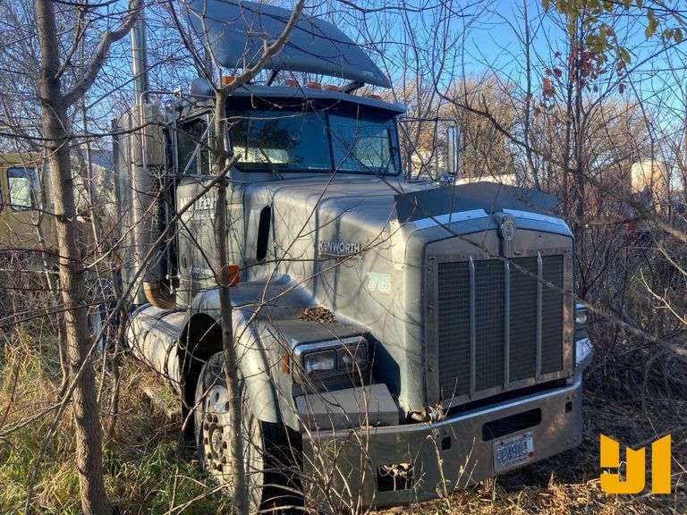 1993 KENWORTH T800 VIN: 1XKDDB9X1PS585823