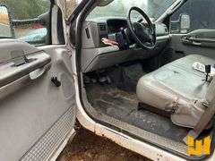 2005 FORD F450 SINGLE AXLE REGULAR CAB STAKE BED TRUCK VIN: 1FDXF46P24EB48177