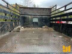 2005 FORD F450 SINGLE AXLE REGULAR CAB STAKE BED TRUCK VIN: 1FDXF46P24EB48177