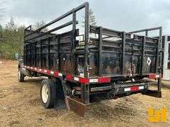 2005 FORD F450 SINGLE AXLE REGULAR CAB STAKE BED TRUCK VIN: 1FDXF46P24EB48177