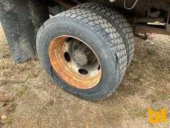 2005 FORD F450 SINGLE AXLE REGULAR CAB STAKE BED TRUCK VIN: 1FDXF46P24EB48177