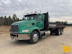 2013 MACK CXU 613(PINNACLE) TANDEM AXLE REGULAR CAB FLATBED TRUCK VIN: 1M2AW02C9DM033146