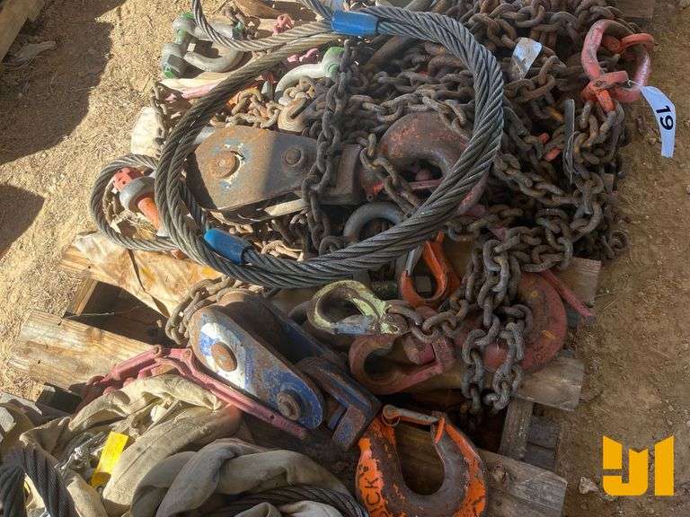 PALLET OF CHAINS, BINDERS, HOOK BLOCKS & WIRE SLING