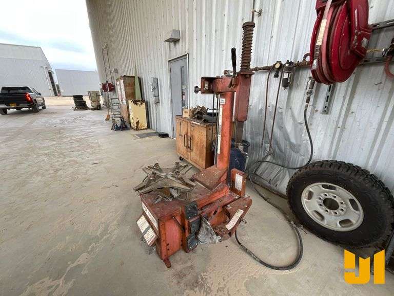 COATS 5050A PNEUMATIC TIRE CHANGER W/RIM CLAMP SN: 8104234