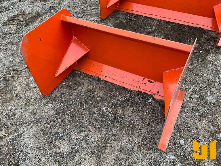 UNUSED 2025 KIT CONTAINER  36 INCH UNIVERSAL SNOW PUSHER