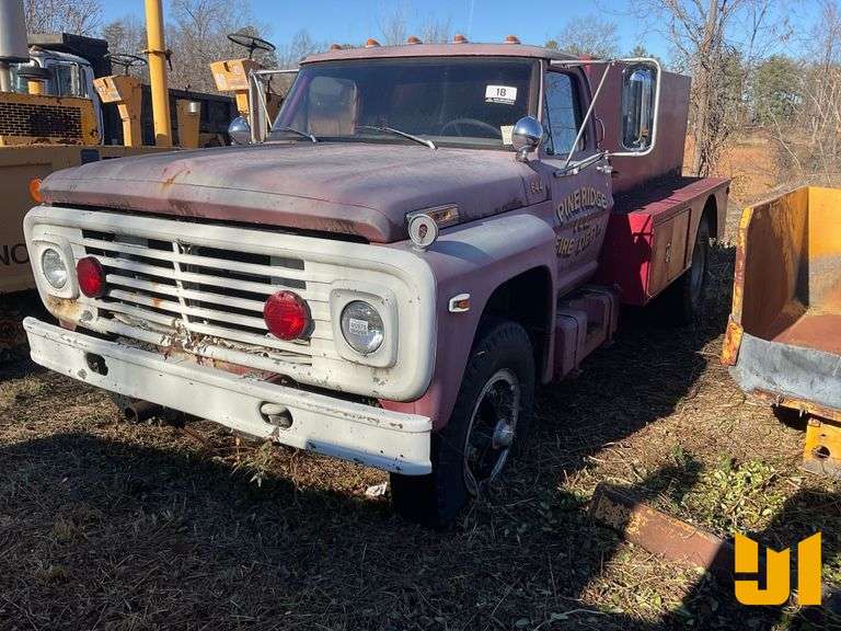 FORD 750 SINGLE AXLE WATER TRUCK VIN: CNV