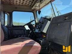 1999 KENWORTH T800 TANDEM AXLE DAY CAB TRUCK TRACTOR VIN: 1XKDDU0X6XJ830887