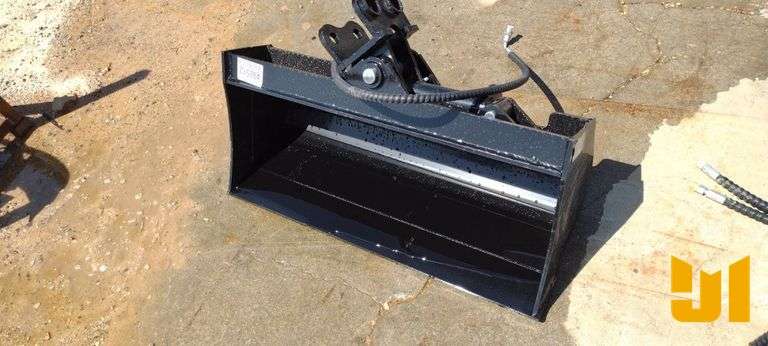 UNUSED TILT BUCKET