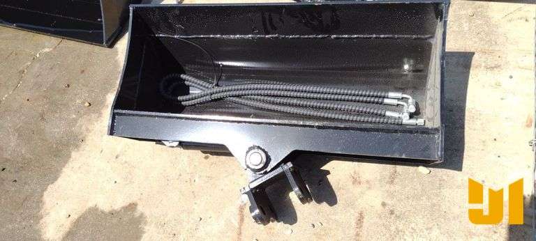 UNUSED TILT BUCKET