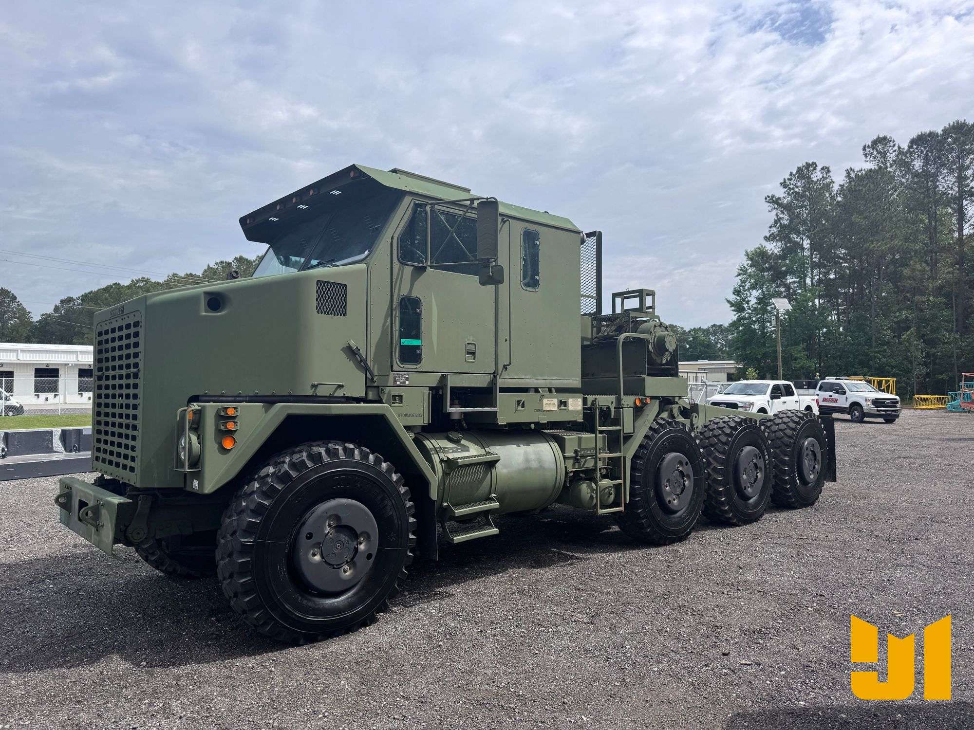 2013 OSHKOSH M1070 TRI AXLE DAY CAB TRUCK TRACTOR VIN