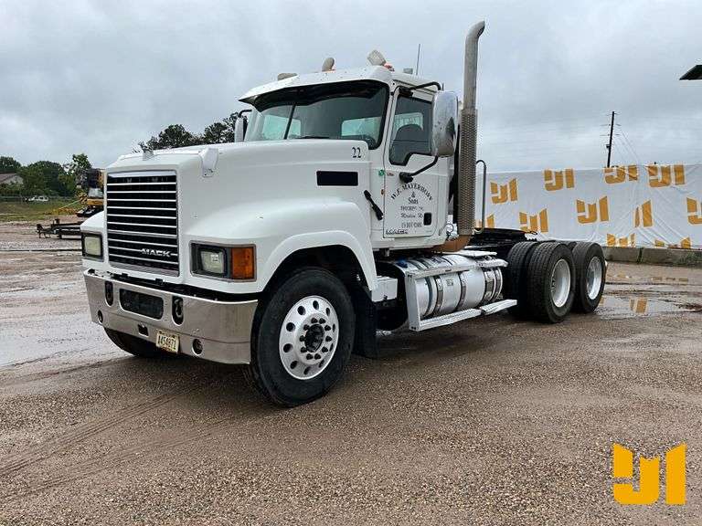 2012 MACK CHU613 PINNACLE TANDEM AXLE DAY CAB TRUCK TRACTOR VIN: 1M1AN07Y7CM009888