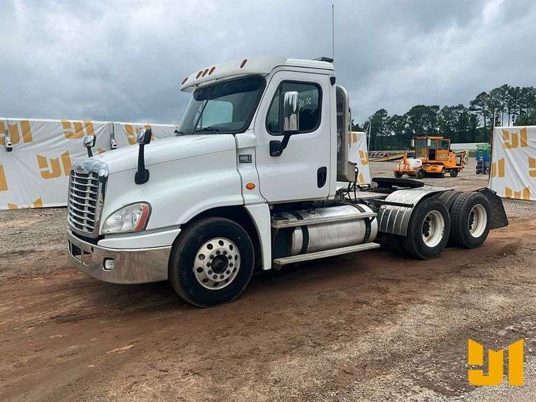 2016 FREIGHTLINER CASCADIA TANDEM AXLE DAY CAB TRUCK TRACTOR VIN: 1FUJGEBG2GLHF6260