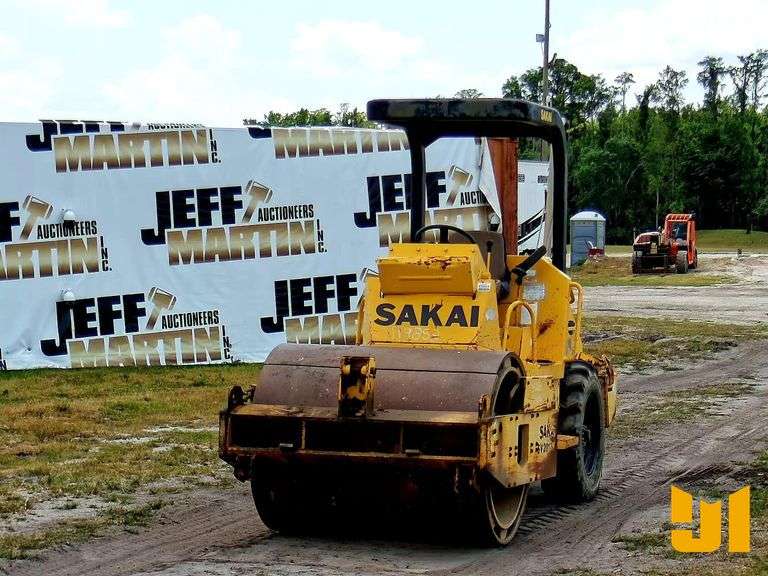 2005 SAKAI SV201TB SINGLE DRUM VIBRATORY ROLLER SN: VSV14T10123