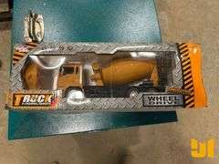 UNUSED 8-CHANNEL REMOTE CONTROL CEMENT TRUCK