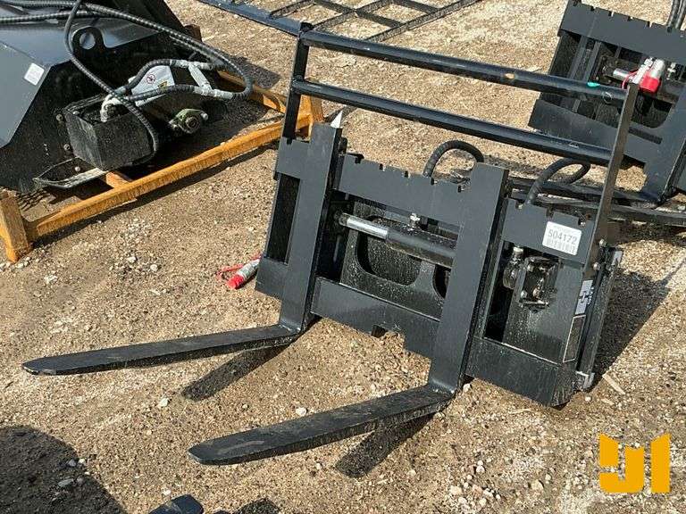 UNUSED 2025 GIYI GYCYHC SIDE SHIFT FORKS FOR MINI SKID STEER  30 INCH SN: CYHC2504114
