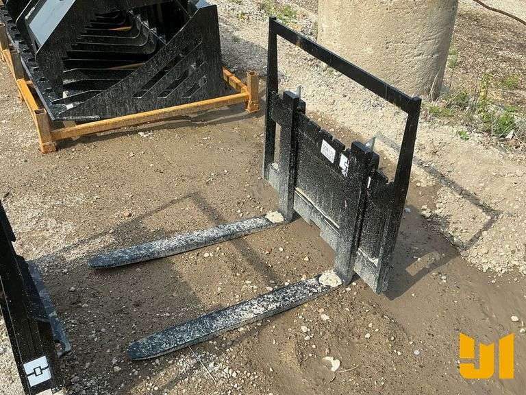 UNUSED GIYI MINI SKID STEER FORK ATTACHMENT 30 INCH