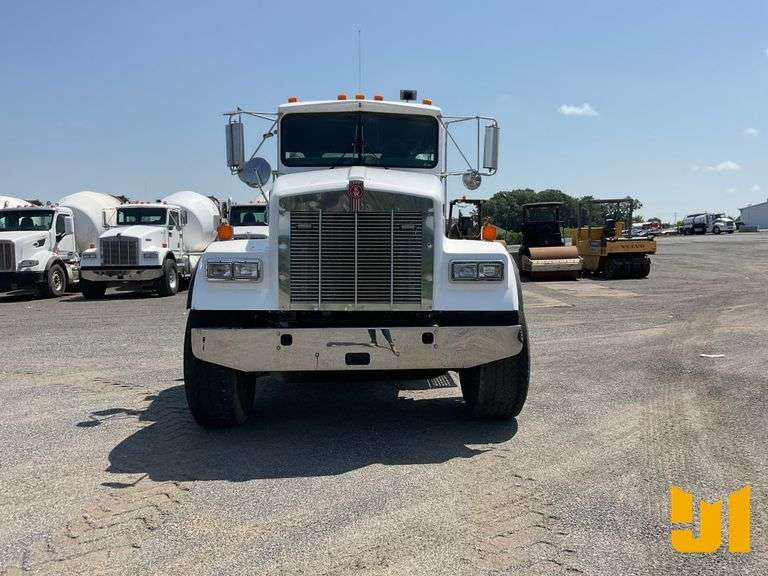 2005 KENWORTH W900B TRI-AXLE REAR DISCHARGE MIXER TRUCK VIN: 1NKWL50X35R071819