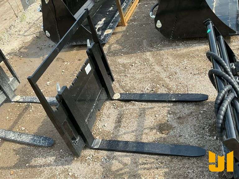 UNUSED GIYI MINI SKID STEER FORK ATTACHMENT 30 INCH