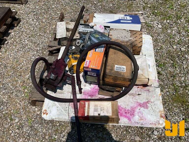 LOT OF VARIOUS ITEMS TO INCLUDE MANUAL DRUM FUEL PUMP,