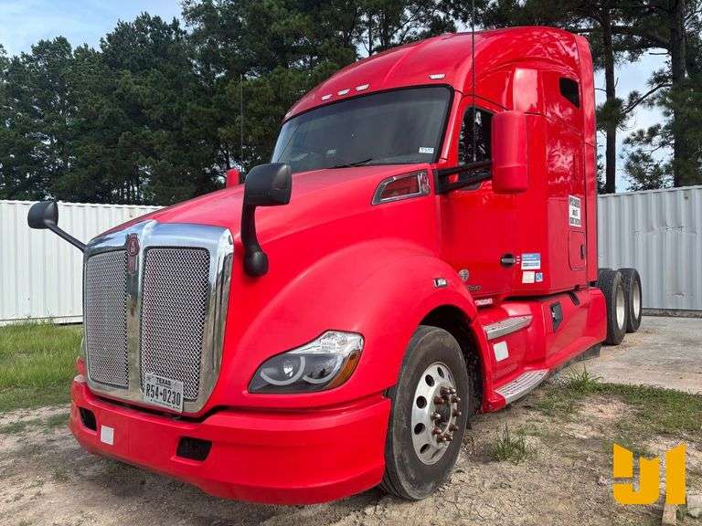 2018 KENWORTH T680 TANDEM AXLE DAY CAB TRUCK TRACTOR VIN: 1XKYDP9X5JJ135443