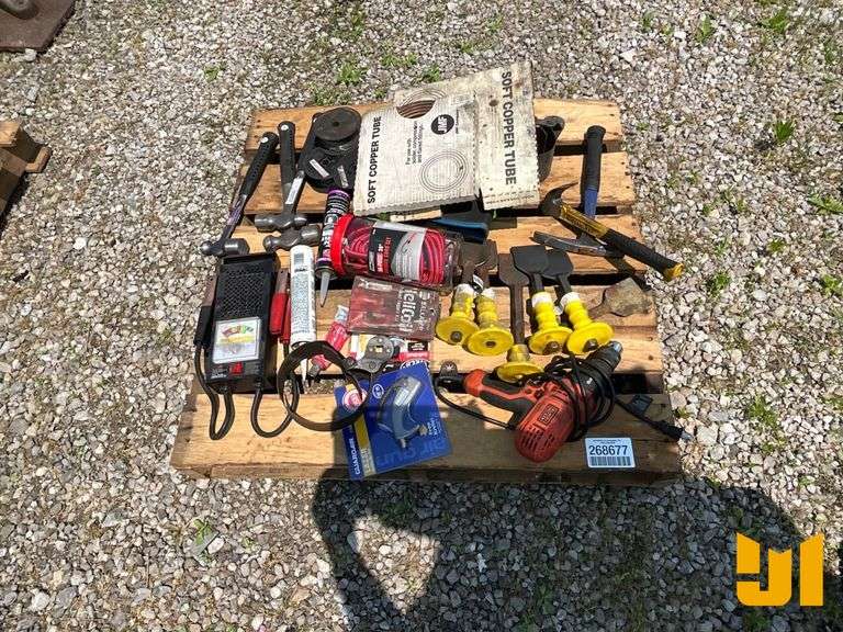 LOT OF VARIOUS HAND TOOLS TO INCLUDE HAMMERS, CHISELS, BATTERY