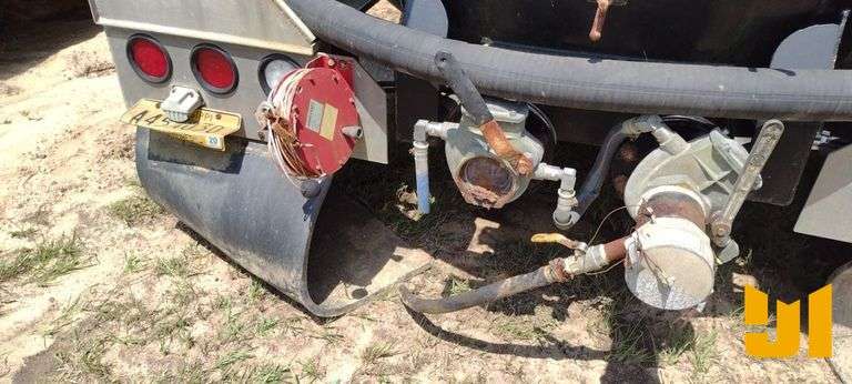 21.5’ DRAGON 110 BBL VACUUM TANK BODY, SN: 153387, HOSE