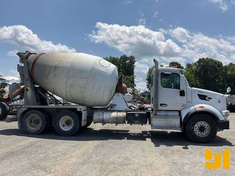 2018 PETERBILT 567 TANDEM AXLE REAR DISCHARGE MIXER TRUCK VIN: 1NPCL70XXJD466029