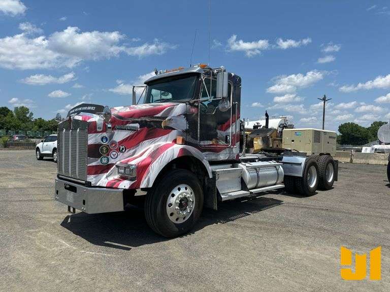 2010 KENWORTH T800 TANDEM AXLE DAY CAB TRUCK TRACTOR VIN: 1XKDDO9X2AJ269395