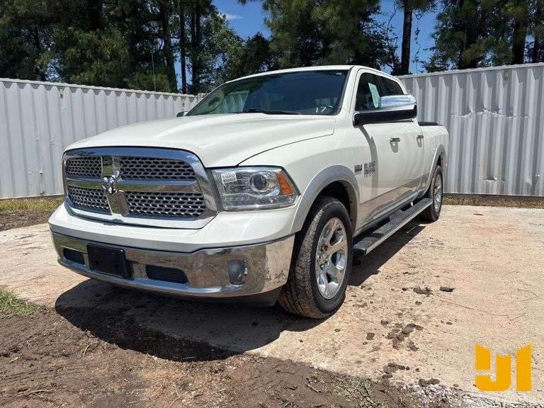 2017 RAM 1500 LARAMIE CREW CAB 4X4 PICKUP VIN: 1C6RR7VT2HS772306