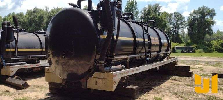 21.5’ DRAGON 110 BBL VACUUM TANK BODY, SN: 153326, HOSE