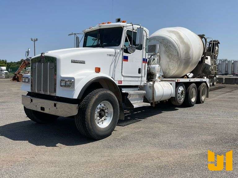 2005 KENWORTH W900B TRI-AXLE REAR DISCHARGE MIXER TRUCK VIN: 1NKWL50X35R071819
