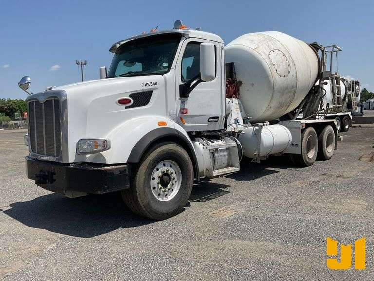 2018 PETERBILT 567 TANDEM AXLE REAR DISCHARGE MIXER TRUCK VIN: 1NPCL70X8JD466031