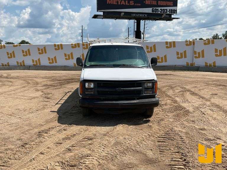 2001 GMC SAVANA 2WD CARGO VAN VIN: 1GTFG29R011235187
