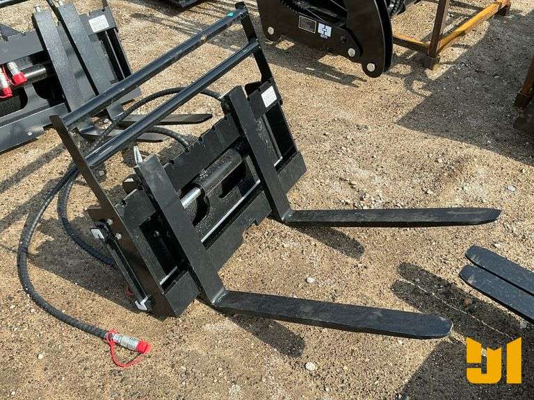 UNUSED 2025 GIYI GYCYHC SIDE SHIFT FORKS FOR MINI SKID STEER  30 INCH SN: CYHC2504114