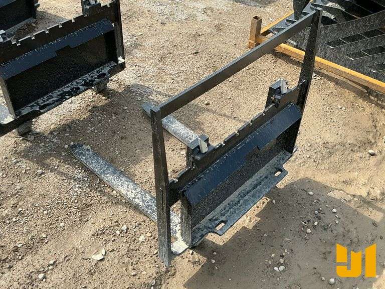 UNUSED GIYI MINI SKID STEER FORK ATTACHMENT 30 INCH