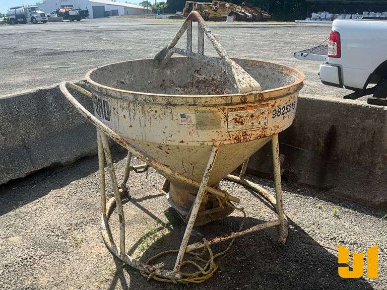 2017 GAR-BRO 1- YARD CONCRETE BUCKET SN: 23063-L