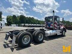 2010 KENWORTH T800 TANDEM AXLE DAY CAB TRUCK TRACTOR VIN: 1XKDDO9X2AJ269395