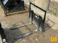 UNUSED GIYI MINI SKID STEER FORK ATTACHMENT 30 INCH