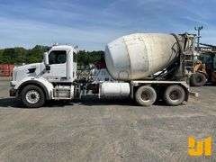 2018 PETERBILT 567 TANDEM AXLE REAR DISCHARGE MIXER TRUCK VIN: 1NPCL70X7JD475089