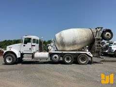 2005 KENWORTH W900B TRI-AXLE REAR DISCHARGE MIXER TRUCK VIN: 1NKWL50X35R071819