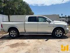 2017 RAM 1500 LARAMIE CREW CAB 4X4 PICKUP VIN: 1C6RR7VT2HS772306