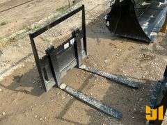 UNUSED GIYI MINI SKID STEER FORK ATTACHMENT 30 INCH