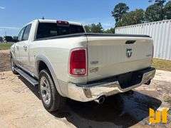 2017 RAM 1500 LARAMIE CREW CAB 4X4 PICKUP VIN: 1C6RR7VT2HS772306