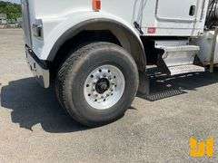 2005 KENWORTH W900B TRI-AXLE REAR DISCHARGE MIXER TRUCK VIN: 1NKWL50X35R071819