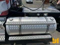 2010 KENWORTH T800 TANDEM AXLE DAY CAB TRUCK TRACTOR VIN: 1XKDDO9X2AJ269395